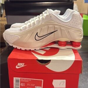 Brand new Nike Shox R4 Phantom (GS) size 6.5y/8 women